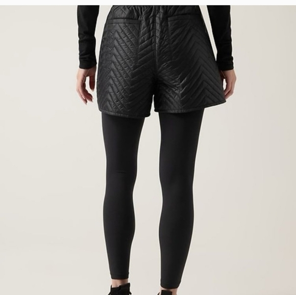 ATHLETA Apres Ski quilted Short Zip Pockets in black. Size 4 - Picture 3 of 15